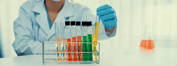Laboratuvar Araştırmacısı Laboratuvar Tüpünde Renkli Kimyasal Sıvı Kullanarak Yeni Ilaç — Stok fotoğraf