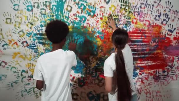 Genç Çeşitli Çocukların Arka Görünüşleri Renkli Duvarları Elle Boyarlar Çekici — Stok video