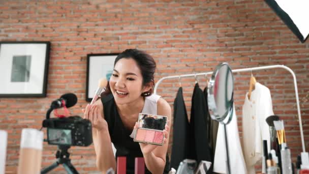 Mujer Influencer Disparar Transmisión Vivo Vlog Revisión Vídeo Vivancy Maquillaje — Vídeos de Stock