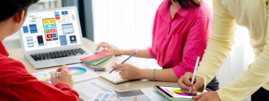 İç mimari ekibinin kırpılmış resmi, mobil uygulama ve web sitesi için UI ve UX tasarımları görüntülenirken renk örnekleri kullanarak renk sunar. Yaratıcı tasarım ve iş konsepti. Değiştirilmiş.