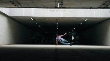 Çekici Asyalı hippi grup break dansçı. Dondurucu duruş yaparken şık kıyafetler giyen şık bir dansçı. Serbest stil dansı ve enerjik dans. Açık hava sporu 2024. Yumuşak bir şekilde..