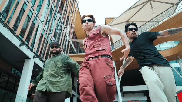 Asiatisk Hip Hop Dansargrupp Tränar Fotsteg Med Dansteam Attraktiv Hipster — Stockfoto