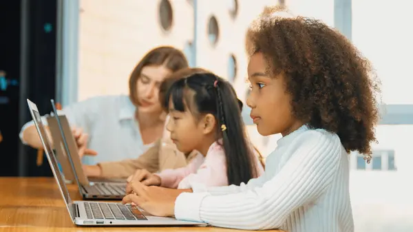 African Girl Play Laptop Diverse Friend Learning Prompt Stem Technology — Stock Photo, Image
