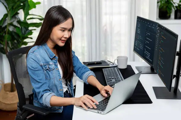 穿着牛仔裤衬衫 微笑着在It开发人员中使用笔记本电脑上的在线信息和应用程序的编码程序数据来创建年轻的亚洲人 周围有安全分析两个屏幕 Stratagem — 图库照片