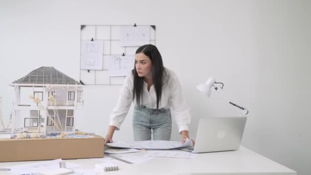 Mladý Krásný Kavkazský Architekt Klade Stůl Nákres Porovnává Jej Modelem — Stock video