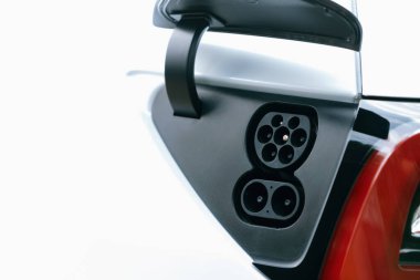 Elektrikli araç portuna bağlı EV şarj prizi kolu şarj istasyonundan şarj oluyor. Modern tasarlanmış EV araba ve daha iyi bir gelecek konsepti için temiz enerji sürdürülebilirliği. Eşzamanlama