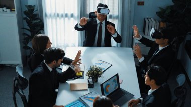 Çeşitli takımlar pazarlama stratejisi planlarken ve finansal grafiğe bakarken VR cam kulaklık kullanarak iş adamlarına veri analizi yapan yöneticilerin üst görüşü. Müdürlük.