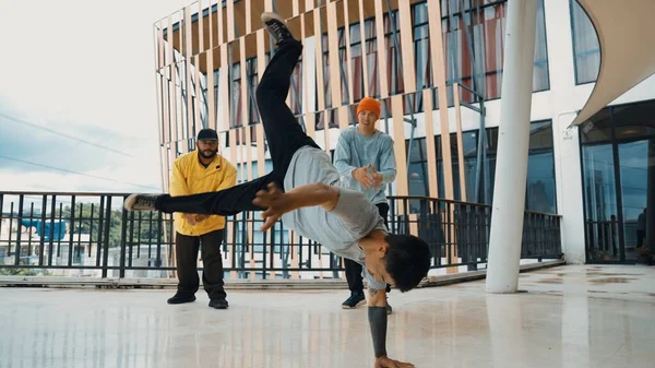 Hip Hop Team Dance Break Dance While Multicultural Friend Surrounded — Stock Photo, Image