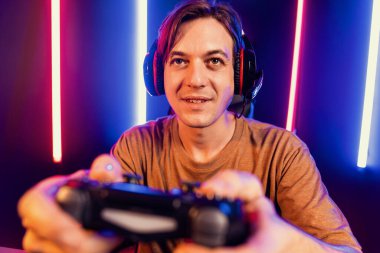 Kontrol kumandalı akıllı oyun flamasının keyfini çıkarın, modern teknoloji siber neon ışık odasında yetenekli oyuncularla çevrimiçi canlı sosyal medya grubu oyunu oynayın. Bireysel.