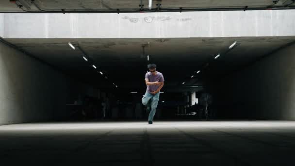 건물에서 매력적인 아시아 댄서의 그룹입니다 포즈를하는 세련된 세련된 프리스타일 댄스와 — 비디오