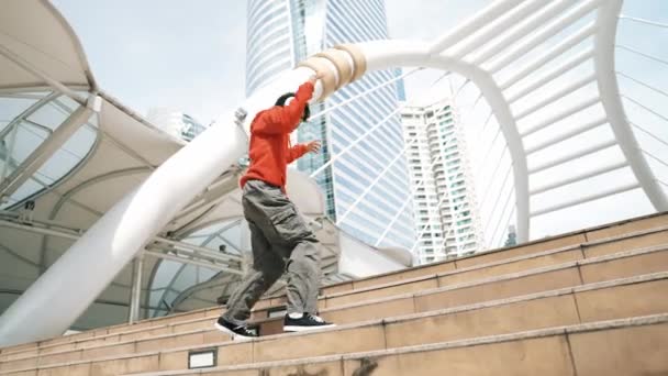 Asiático Hipster Vestindo Fone Ouvido Mostrar Passo Passo Enquanto Saltando — Vídeo de Stock
