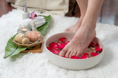 Kadınlar lüks spa salonlarında keyifli ayak masajlarına devam ederken, masör de hafif gün ışığı atmosferinde refleksoloji terapisi veya otel ayak spa 'sında. Sessiz.