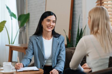 Psikolojik akıl sağlığı danışmanlığı ya da terapi seansındaki genç ve profesyonel bir hastadan akıl hastalığı teşhisi koyarken yardım istemek. Zihinsel tedavi seansı. Blithe