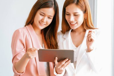 İş kadını yönetici, modern işyerinde başka bir iş kadını veya müşteriyle görüşmede. Kurumsal iş adamları konsepti. uds