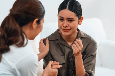 Ruh sağlığı için psikolog, depresyon ya da yaşam başarısızlığından sonra keder tedavisi gören üzgün bir kadın. Hayal kırıklığına uğramış genç bir kadın ofisteki duygular hakkında bir psikologla konuşuyor.