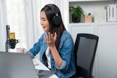 Kot pantolon giyen, yaratıcı yayın yapan genç Asyalı sunucu stüdyo dinleyicisiyle günlük hayatta pazarlamayı ya da danışmanı tanıtmayı online olarak anlatıyor. Taktik.