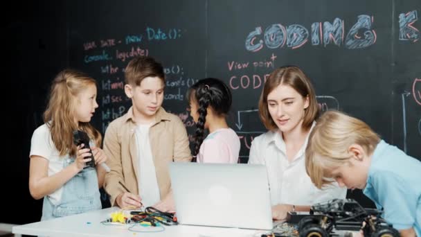 Kaukasische Lehrer Mit Laptop Und Erklären Über Das Engineering System — Stockvideo