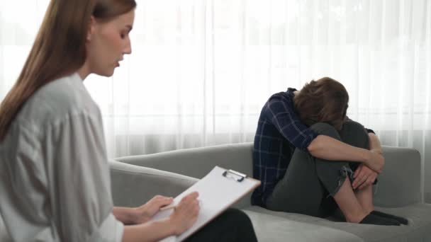 Smutná Pacientka Ptsd Terapii Pro Duševní Zdraví Psycholožkou Depresí Nebo — Stock video