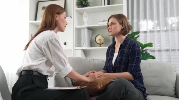 Destekleyici Rahatlatıcı Eller Depresif Hastayı Neşelendiriyor Empati Kurarak Stres Yapıyor — Stok video