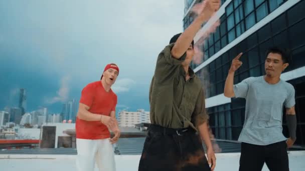 Grupp Mångkulturella Hipster Spelar Färg Flare Taket Attraktiv Street Dansare — Stockvideo
