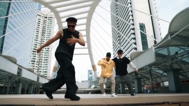 Egy Csapat Profi Multikulturális Táncos Felvidul Miközben Ázsiai Hipszter Lép — Stock videók