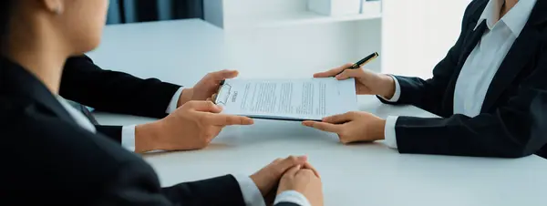 Executivo Negócios Assinar Contrato Contrato Documento Fardo Com Ajuda Advogado — Fotografia de Stock