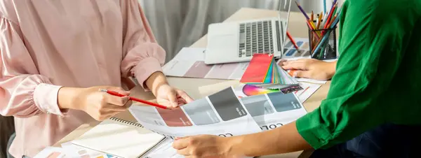 Gestroopt Beeld Van Professionele Interieurontwerpers Bespreken Brainstormen Belangrijkste Thema Kleur — Stockfoto