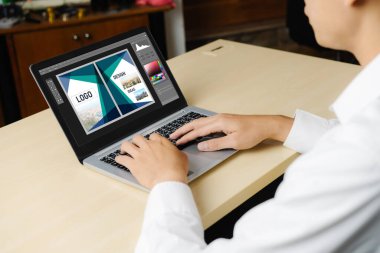 Web sayfasının modern tasarımı ve bilgisayar ekranında gösterilen ticari reklamlar için grafiksel tasarımcı yazılımı