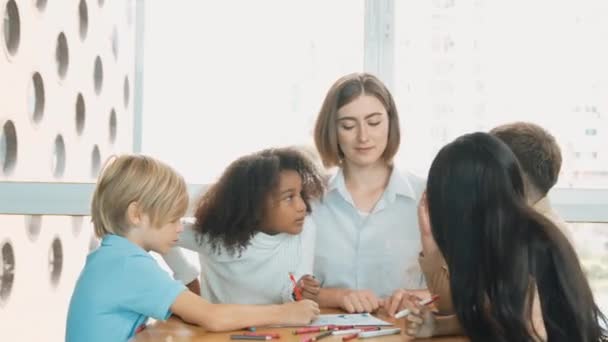 Glad Mångsidig Student Och Smart Lärare Ritning Och Färgläggning Med — Stockvideo