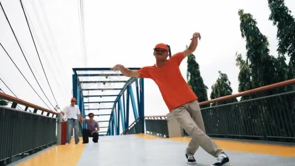 Опытный Хипстер Делает Шаг Мосту Помощью Камеры Низким Углом Танцовщица — стоковое видео