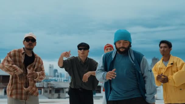 Skupina Různorodých Nebo Multikulturních Hipsterů Nosí Stylové Barevné Látky Zatímco — Stock video