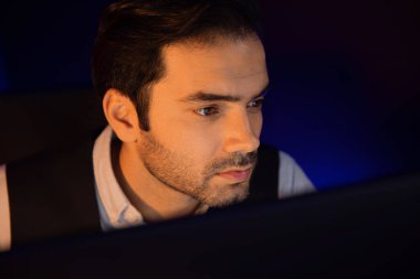 Piyasa verilerini ya da e-postalarını analiz eden sıkılmış işadamlarının, satış kanalı çevrimiçi ürünü üzerinde gecenin geç saatlerinde oluşturulan çevrimiçi ürün hazırlıklarına geri gönderdikleri portre. Tahmin et..