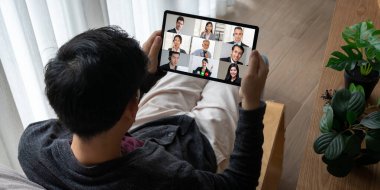 İş dünyasından iş adamlarının modern sanal grup toplantısı için video konferansındaki iş adamları