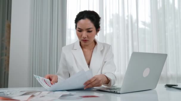 Stresująca Bizneswoman Patrząc Notyfikację Rachunku Zadłużenia Stoi Obliczu Bankructwa Powodu — Wideo stockowe
