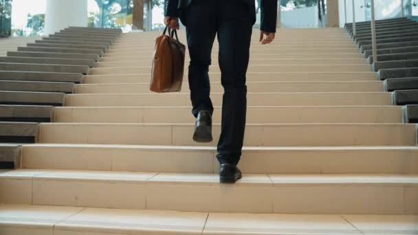 Üzletember Lába Felmegy Lépcsőn Sikeres Ember Felmegy Lépcsőn Miközben Felfedez — Stock videók