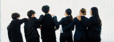 Ofis çalışanlarının panoramik afişi, arkadaşlık duruşu, başarılı takım çalışması ve iş istihdamı, İK işe alım konseptini simgeliyor. Kurnaz.