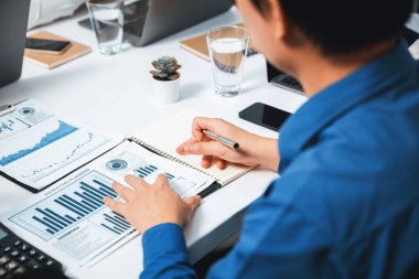 Analist ekibi toplantı odasındaki mali verileri analiz etmek için BI Fintech 'i kullanıyor. İş adamları, ticari öngörü ve stratejik pazarlama planlama için iş dünyası panelinin gücünü kağıt üzerinde analiz ediyor.