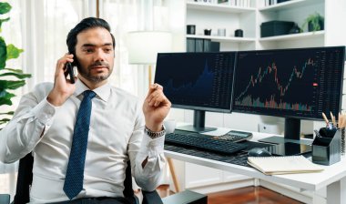 İki borsa yatırımıyla danışman ya da ortağı arayan tüccar işadamı, veri analizini yüksek kârlı dinamik teknoloji borsasına yatırım yapmak için karşılaştırdı. Tahmin et..