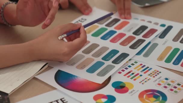 两个设计师头脑风暴的慢动作手部特写 选择颜色进行平面设计工作或客户咨询 并在设计代理办公室进行色彩咨询 — 图库视频影像