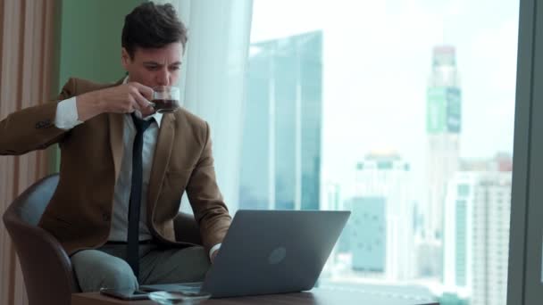 Empresário Sentado Móveis Trabalhando Laptop Área Espera Corporativa Ornamentada Para — Vídeo de Stock