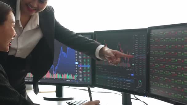 Geschäftsanleger Zeitlupe Aktienhandelsunternehmen Die Börsenmarketing Analysieren Schauen Auf Monitore Die — Stockvideo
