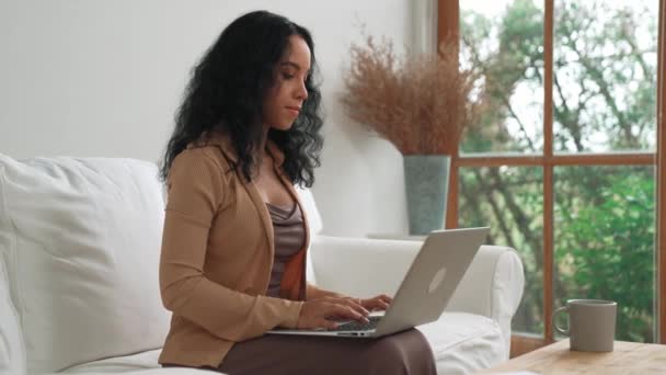 Afroameričanka Používající Notebook Pro Klíčovou Práci Internetu Sekretariát Nebo Line — Stock video