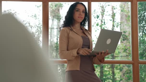 Африкансько Американська Жінка Використовує Ноутбук Вирішальної Роботи Інтернеті Секретар Або — стокове відео