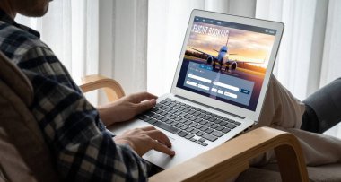 Online uçuş rezervasyon sitesi mod rezervasyon sistemi sağlar. Seyahat teknolojisi kavramı .