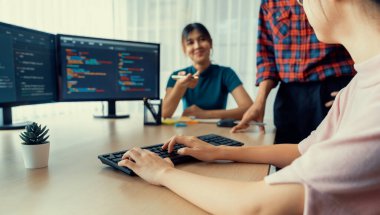 Genç profesyonel web sitesi geliştiricisi ve kooperatif bilgisayar mühendisi ekip modern toplantı odasında program yazma ve kodlama fikri üzerinde kafa yoruyor ve paylaşıyorlar. Takım çalışması konsepti. - Yakın çekim. Filizlenen.