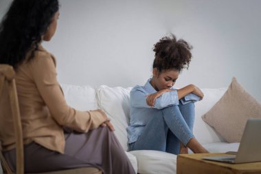 Travma sonrası stres bozukluğu olan üzgün bir kadın psikoloğu, depresyon ya da kalp yetmezliğinden sonra üzüntülü bir ruh sağlığı terapisi görüyor. Hayal kırıklığına uğramış genç bir kadın klinikteki duygular hakkında bir psikologla konuşuyor.