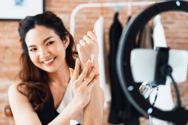 Asyalı Kadın Etkilenen Vlog 'ta canlı yayın yapan videolar sosyal medya ya da blog' un çoğunu oluşturuyor. Kozmetik stüdyosu ışıklandırmalı mutlu genç kız çevrimiçi pazarlama oturumu yayını için.