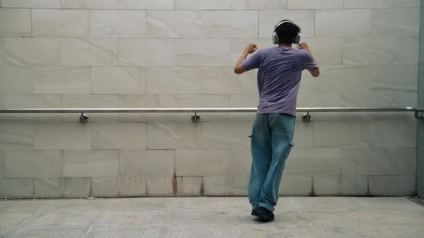 Przystojny Hipster Słuchać Muzyki Podczas Poruszania Się Lub Tańczyć Muzyki — Wideo stockowe