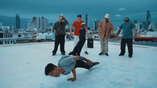 Spaanse Hipster Dansen Omringd Door Multiculturele Vriend Bij Het Uitzicht — Stockvideo