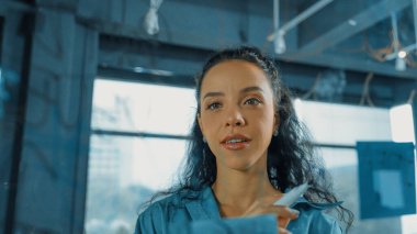 Genç İspanyol çalışanlar renkli yapışkan notlar yazıyorlar. Akıllı iş kadını pazarlama fikrini, beyin fırtınası stratejisini, iş planını paylaşıyor. Proje yöneticisi zihin haritası çiziyor. - Yakın çekim. Yönlendirici.